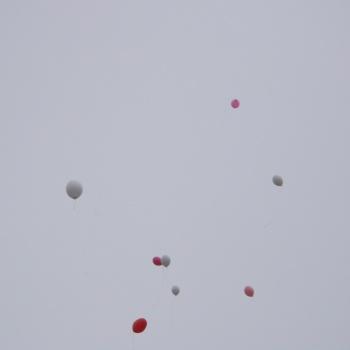 Członkowie SKO obchodzą Dzień Życzliwości i Pozdrowień - kolorowe balony
