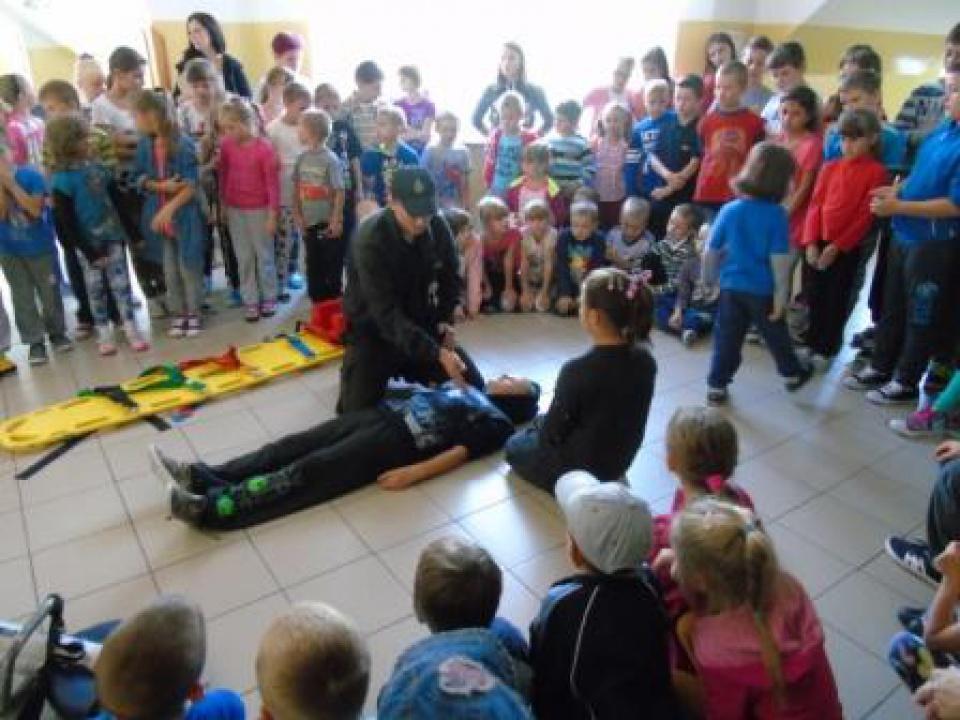 Próbna ewakuacja uczniów i pracowników Szkoły Podstawowej w Tarnogórze Kolonii