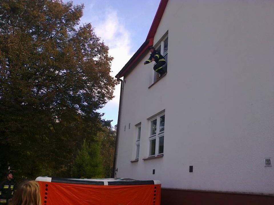 Próbna ewakuacja uczniów i pracowników Szkoły Podstawowej w Tarnogórze-Kolonii