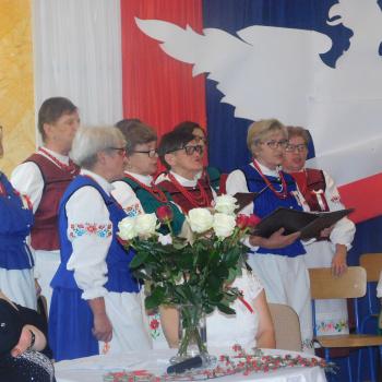 Uczniowie dla uczczenia 100 letniej rocznicy odzyskania przez Polskę niepodległości