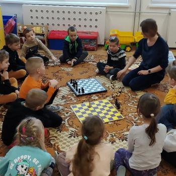 Warsztaty szachowe w oddziale przedszkolnym.