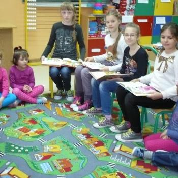 Członkowie SKO czytają przedszkolakom.
