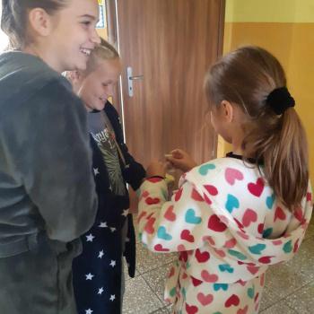 Oszczędzamy-Pomagamy. "Dzień Piżamy''- udział w akcji charytatywnej dla chorej na SMA Wiktorii Wróbel z Nowego Sącza.