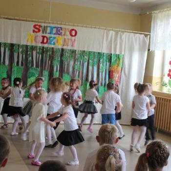 Przedszkolaki na ludowo w tańcu