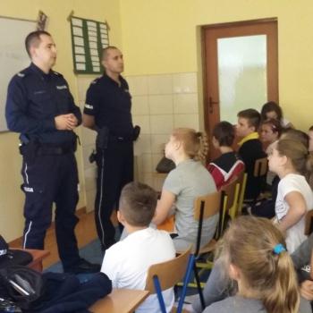 W środę 4 października 2017 r odbyły się w naszej szkole spotkania uczniów klas IV i VI prowadzone przez policjantów Zespołu ds. Profilaktyki Społecznej, Nieletnich i Patologii.