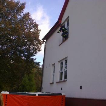 Próbna ewakuacja uczniów i pracowników Szkoły Podstawowej w Tarnogórze-Kolonii