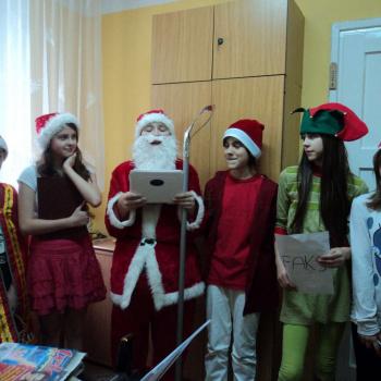 Święty Mikołaj w szkolnym sekretariacie