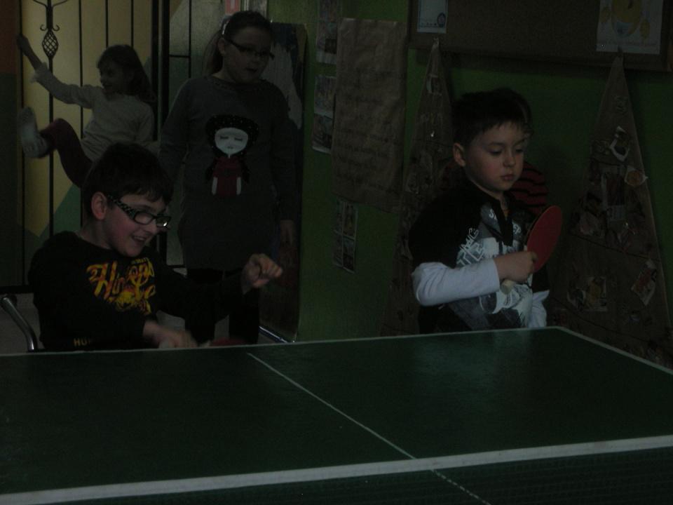 Talent sportowy uczniów rozwijamy w ping -ponga na przerwach gramy.