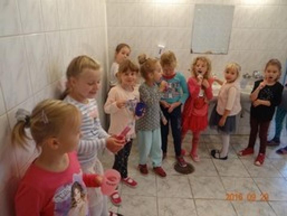 Każdy Przedszkolaczek z grupy 3 wie, że ząbki co dzień myje się!