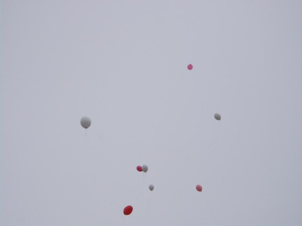 Członkowie SKO obchodzą Dzień Życzliwości i Pozdrowień - kolorowe balony