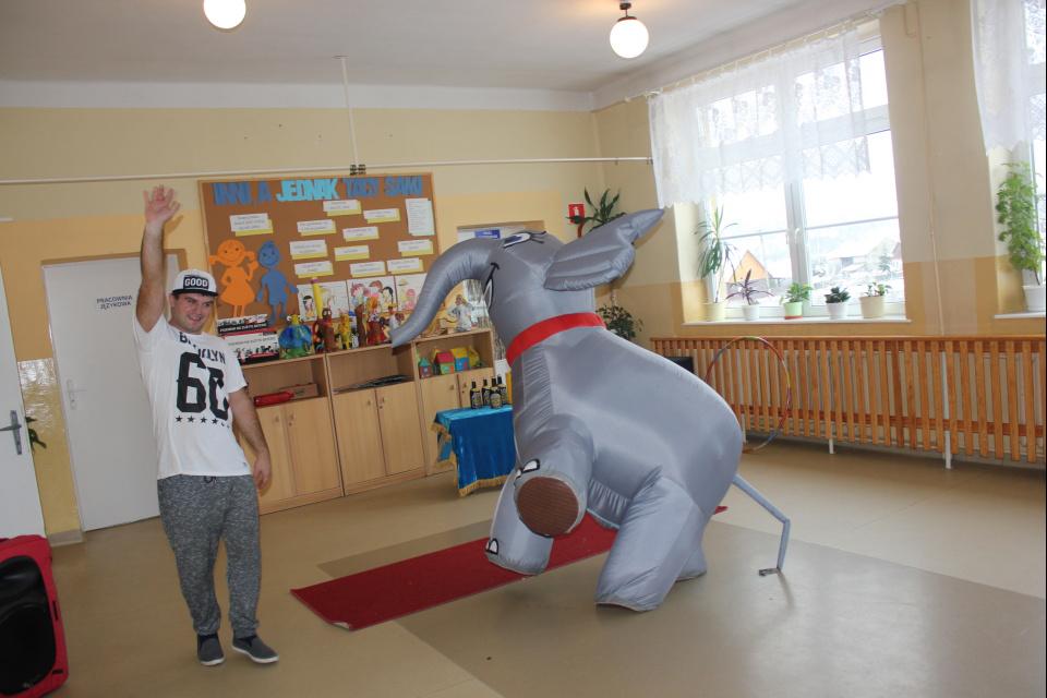 Słoń w szkole.