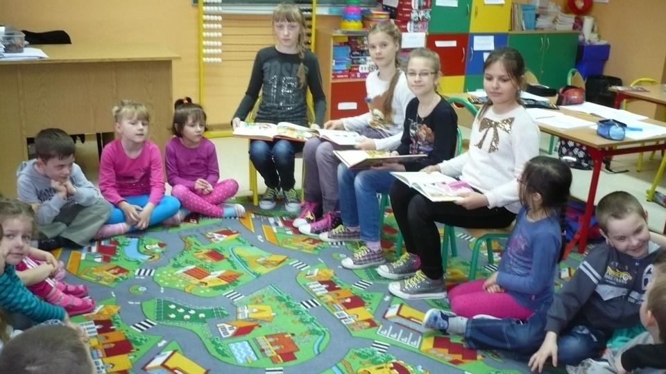 Członkowie SKO czytają przedszkolakom.