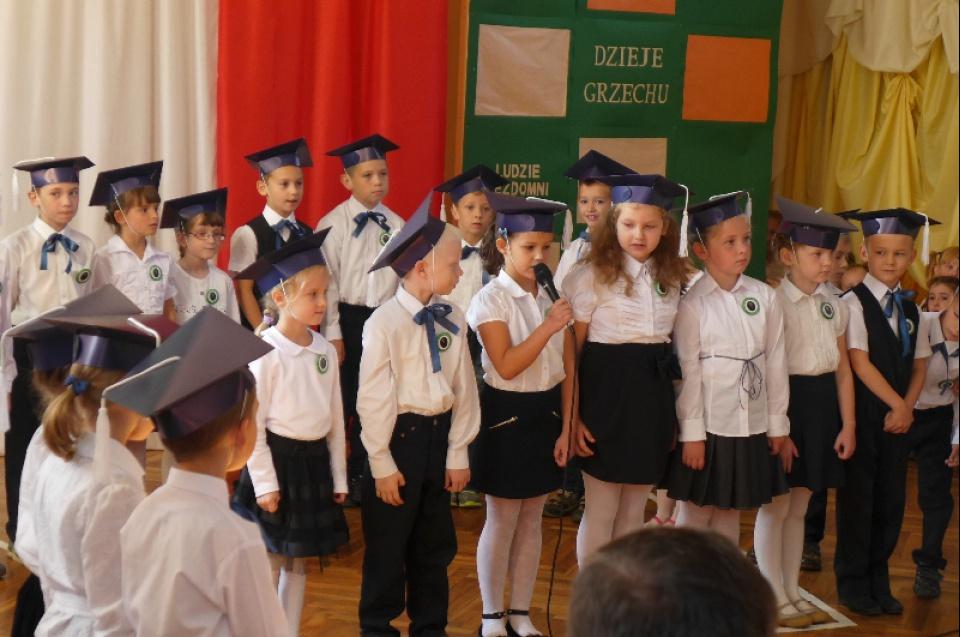 Ślubowanie klasy pierwszej w Szkole Podstawowej w Kurozwękach.