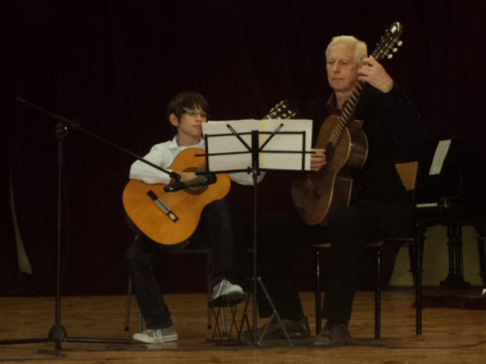 Koncert uczniów szkoły muzycznej -  muzyczna wiązanka dla naszych nauczycieli.