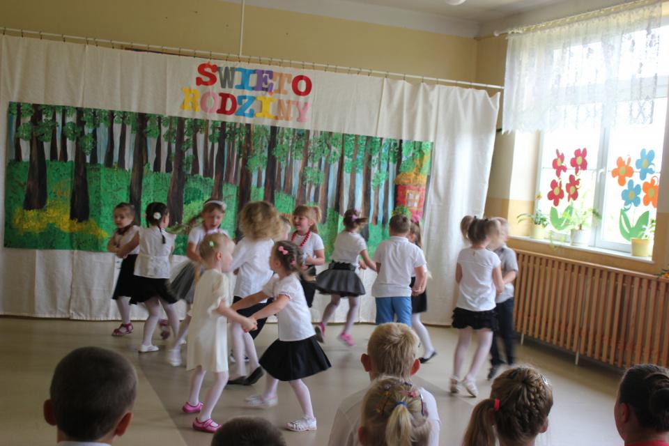 Przedszkolaki na ludowo w tańcu