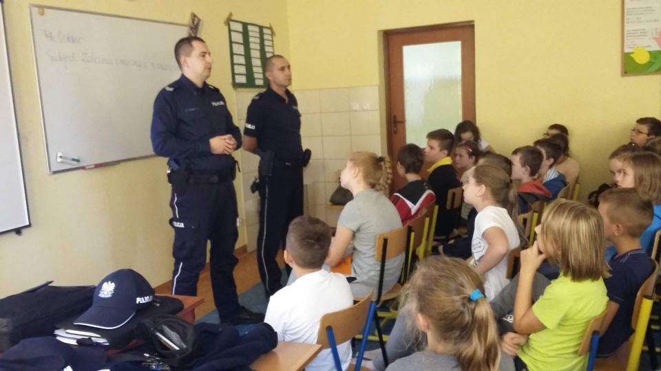 W środę 4 października 2017 r odbyły się w naszej szkole spotkania uczniów klas IV i VI prowadzone przez policjantów Zespołu ds. Profilaktyki Społecznej, Nieletnich i Patologii.