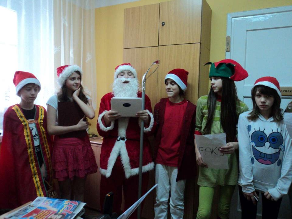 Święty Mikołaj w szkolnym sekretariacie